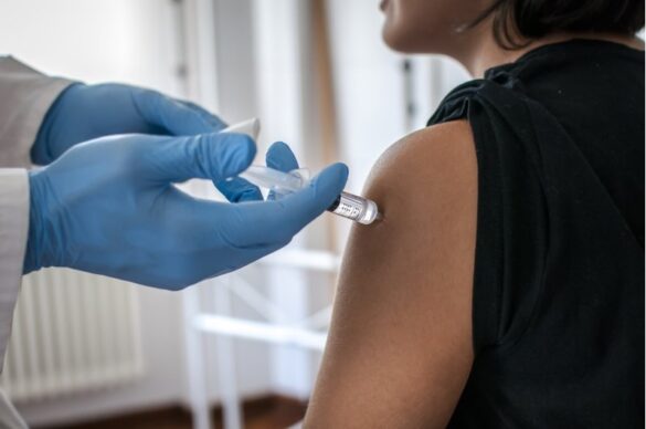 Doctor Giving Injection | Itmunch